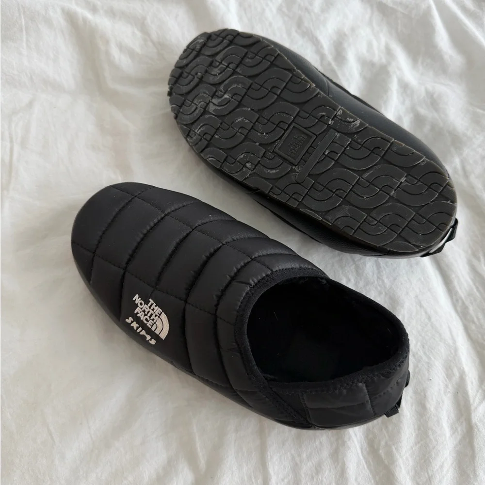 SKIMS X North Face Thermoball Traction Mules - Size 38 - Picture 2 of 3